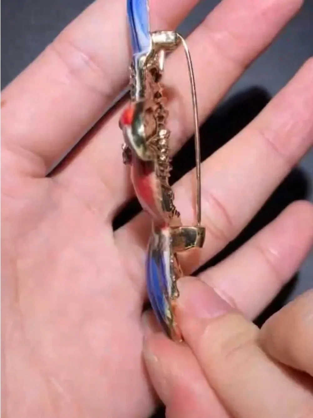 CRYSTAL ENAMEL FLYING PARROT BROOCH / PIN / PENDANT